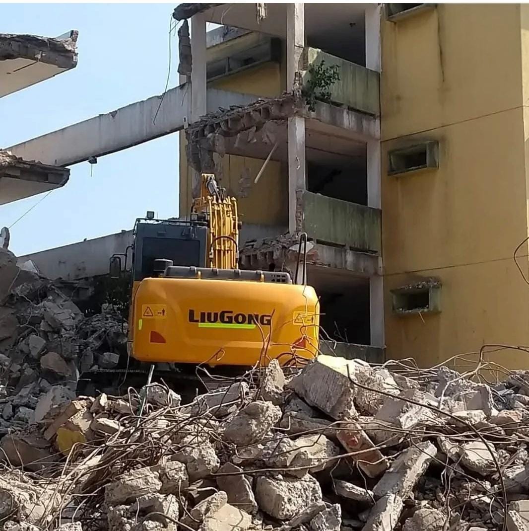 Demolición controlada de edificación en concreto con excavadora