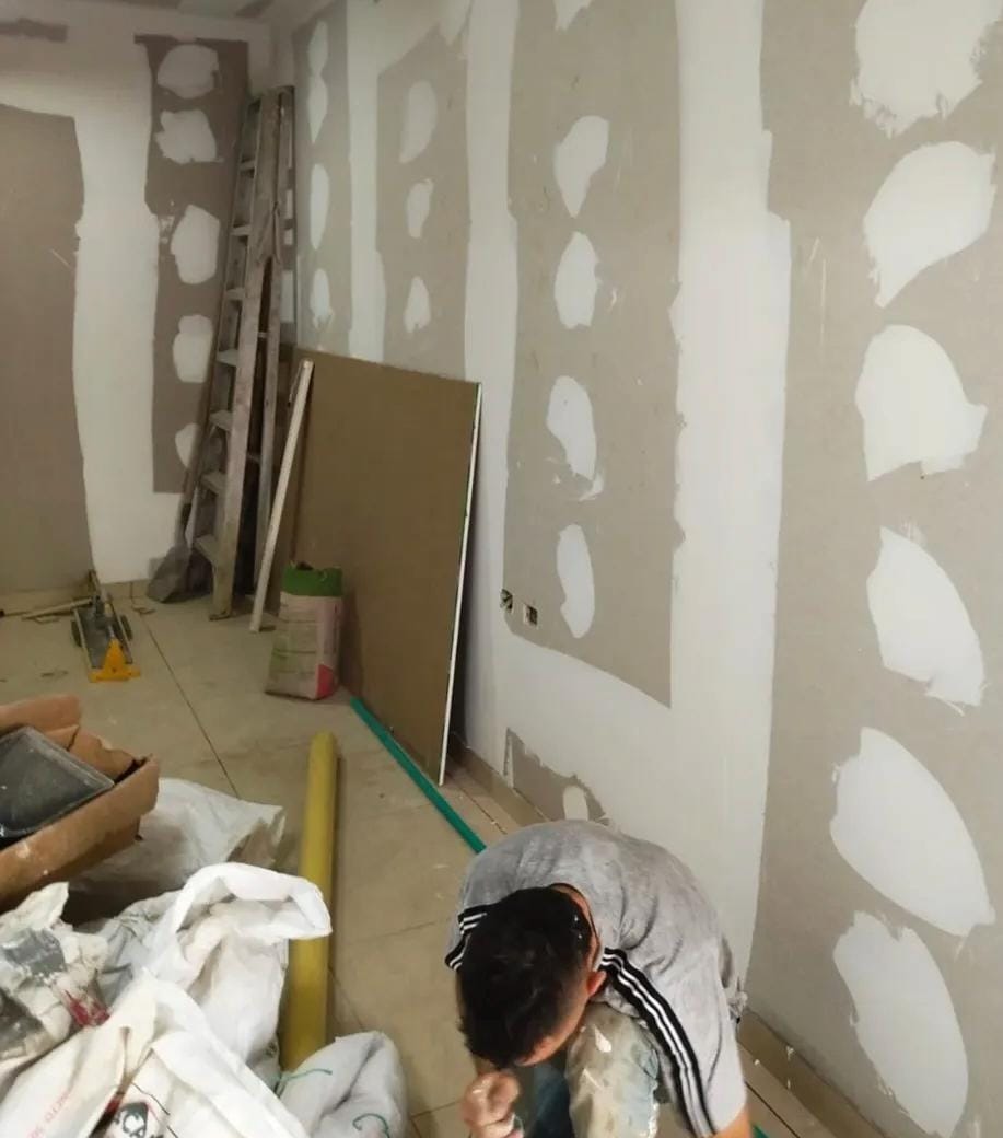Instalación y afinado de muros en drywall durante remodelación interior